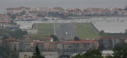 Vista general de la pista de aterrizaje del aeropuerto de Hondarribia.