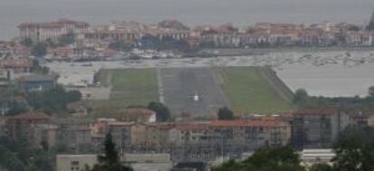 Vista general de la pista de aterrizaje del aeropuerto de Hondarribia.