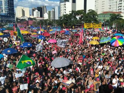 Manifestantes se reúnem no largo da Batata para pedir "Diretas Já"