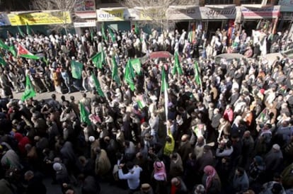 Miembros de los partidos opositores y sindicatos recorren las calles de Amán, Jordania, para manifestarse.