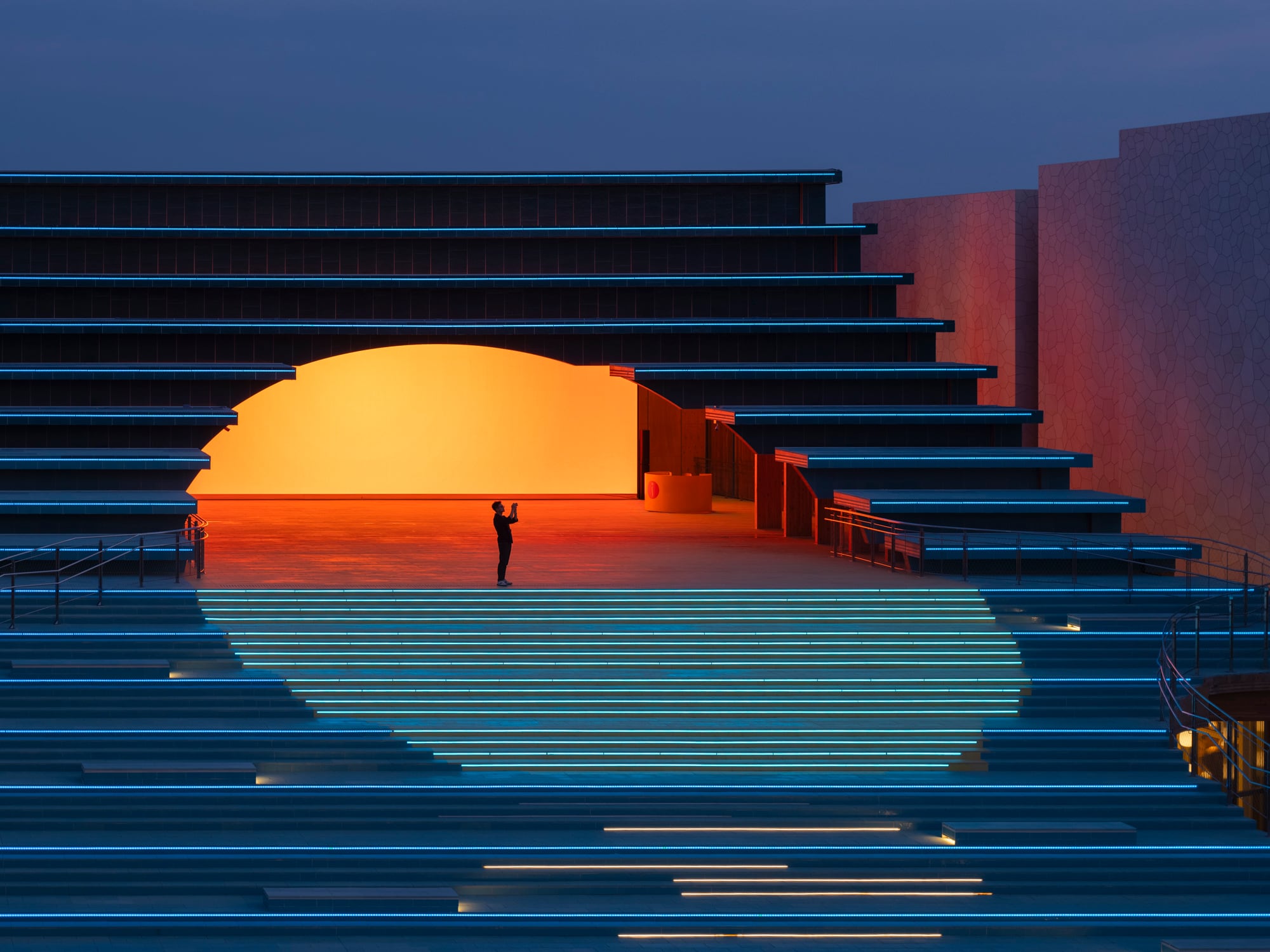 Detalle del hueco creado por el gran sol central en las escaleras de acceso