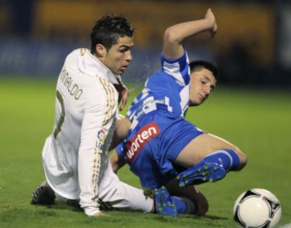 Cristiano Ronaldo y Borja Valle pugnan por el balón.