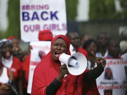 Una manifestaci&oacute;n en Lagos (Nigeria) a finales de mayo, para exigir la liberaci&oacute;n de las 200 chicas secuestradas en abril por Boko Haram. / Afolabi Sotunde (REUTERS)