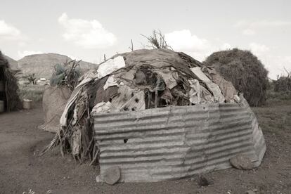 Una casa en Lokore, zona afectada por la sequía de Turkana (norte de Kenia), donde vive Elisabeth Akauimon Amodoi, de 48 años de edad, con sus hijos y nietos.