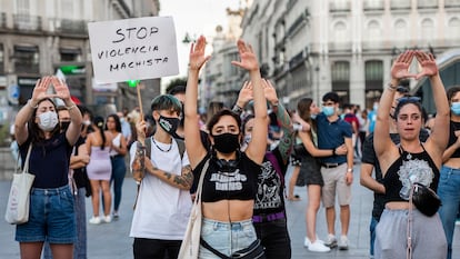 Varias personas en una concentración para exigir “El Pacto de Estado Contra la Violencia de Género”, el pasado 6 de agosto, en la Puerta del Sol, Madrid.