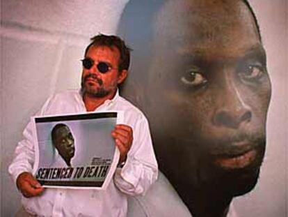 Oliviero Toscani posa frente al retrato de Jerome Mallet expuesto en el Convento del Carmen.