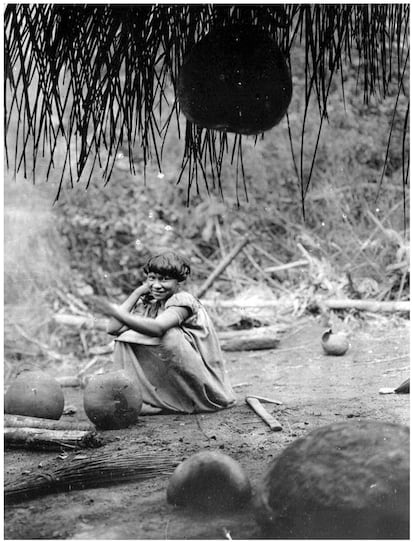 Una mujer guarasu'we entre calabazas, fotografiada por la pareja Nordesnkiold.