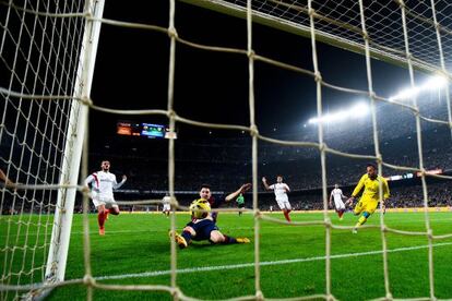 Messi se lanza al suelo después del centro de Neymar y, con la derecha, alcanza el balón y el registro histórico de Telmo Zarra.