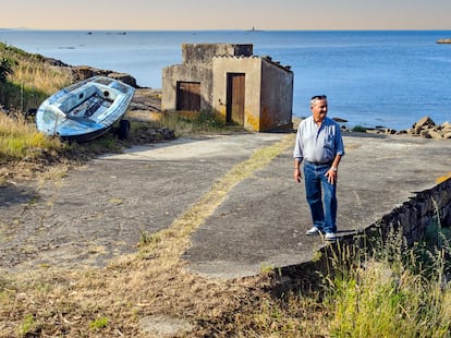 Victorio Caamaño, quien trabajó en varios cazaballeneros, en una de las rampas de la antigua factoría ballenera de Caneliñas, en Cee (A Coruña).