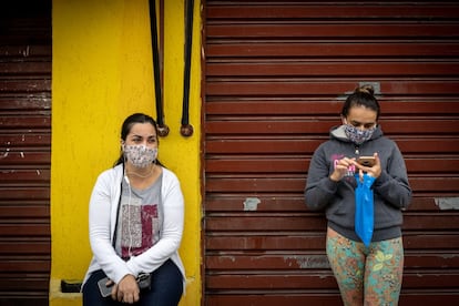 Do outro lado da calçada, em frente ao hospital que fica em São Miguel Paulista, um bairro pobre da capital paulista, estão Ana Claudia e Paula, que também esperam para ter notícias dos maridos, também internados na UTI do Tide Setúbal. Danilo, marido de Ana Claudia, está lá desde o dia 30 de março. Há pelo menos um mês ela vai diariamente ao local. "Às vezes você vem aí três dias seguidos e recebe só notícias boas. Aí no quarto deu uma piorada, depois melhora de novo. Olha, vou falar, é muito difícil, tem que ter muita fé", diz ela. 