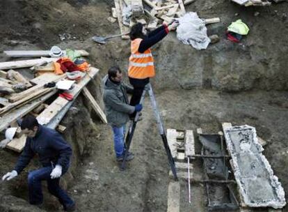 Los restos hallados ayer dentro del sarcófago emplomado de Arroyomolinos serán examinados para documentar el yacimiento.