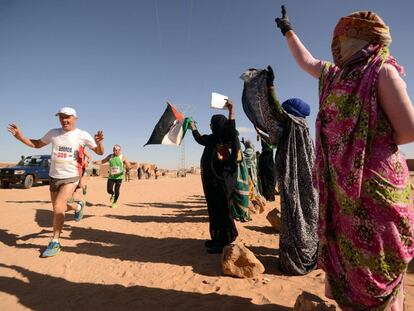 Mulheres torcem durante maratona em campo de refugiados da Argélia.