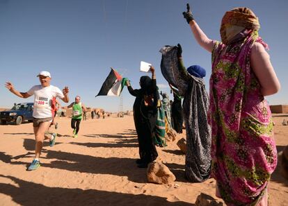 Mulheres torcem durante maratona em campo de refugiados da Argélia.