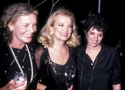 Desde la izquierda, Lauren Bacall, Gena Rowlands y Liza Minnelli asisten al estreno de 'Tempest (La Tempestad)' el 8 de agosto de 1982 en Nueva York (EE UU).