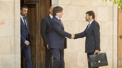 Carles Puigdemont saluda a Albert Batlle, exjefe de los Mossos d&#039;Esquadra.