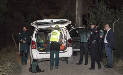 Operativo policial en Godella en torno a la casa donde se produjo el doble crimen.