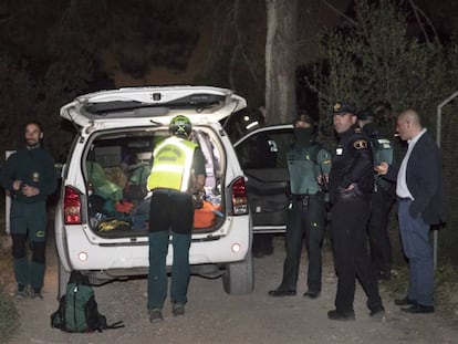 Operativo policial en Godella en torno a la casa donde se produjo el doble crimen.