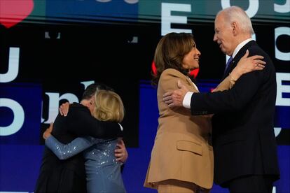 El presidente de los Estados Unidos, Joe Biden (a la derecha, en primer plano), abraza a la vicepresidenta y candidata presidencial demócrata, Kamala Harris, mientras la primera dama, Jill Biden, abraza al esposo de la vicepresidenta, Doug Emhoff.