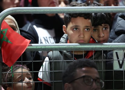 Unos niños siguen en una pantalla gigante de Casablanca los últimos minutos del Francia - Marruecos.