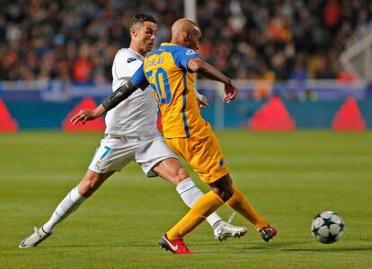 Cristiano Ronaldo lucha por el balón con el defensa del APOEL Carlos Alberto Carlao.  