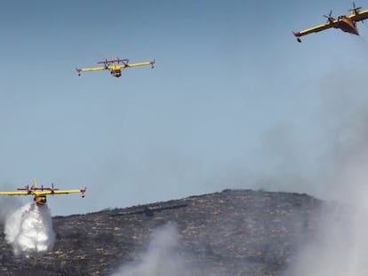 Tres aviones, este lunes, en la extinci&oacute;n del incendio en Pedralba.