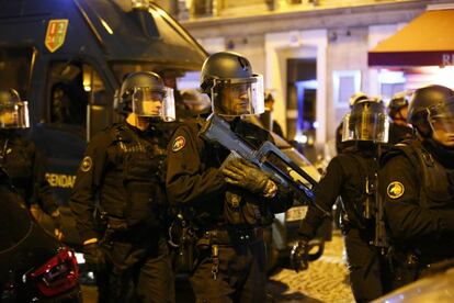 Miembros de la Policía francesa en la zona del tiroteo.