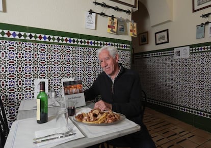 Gabino Domingo, escritor y regente del único establecimiento de venta de gallinejas en Madrid.
 
