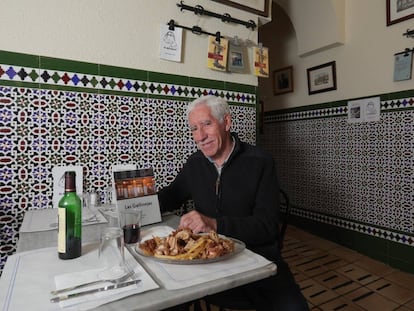 Gabino Domingo, escritor y regente del único establecimiento de venta de gallinejas en Madrid.
 