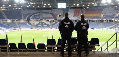 Dos policía custodian el HDI-Arena de Hannover