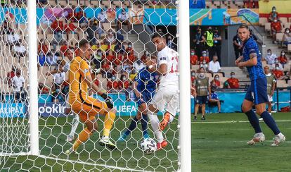 Ferran Torres, de tacón, marca el cuarto gol para España en el partido ante Eslovaquia.