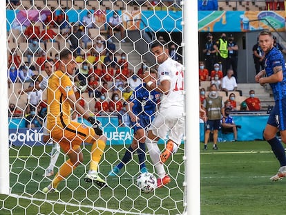 Ferran Torres, de tacón, marca el cuarto gol para España en el partido ante Eslovaquia.