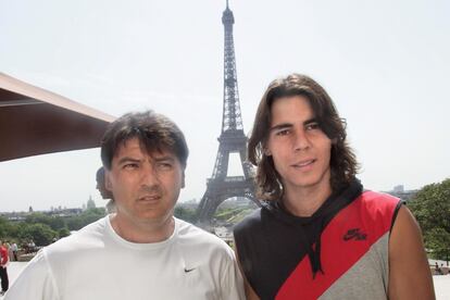 Toni y Rafa, ante la Torre Eiffel en junio de 2005. / MEHDI FEDOUACH (GETTY)