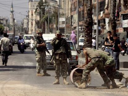 Fuerzas del orden se despliegan en Tr&iacute;poli, L&iacute;bano, tras los choques entre partidarios y detractores del presidente sirio, Bachar al Asad. 