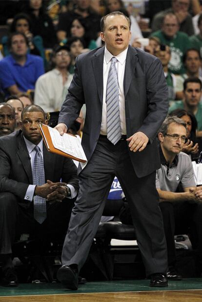 El entonces entrenador asistente de los Boston Celtics, Tom Thibodeau, durante el 6º partido de la final de la Conferencia Este.