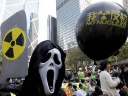 Un manifestante disfrazado participa en una protesta para pedir a las autoridades chinas que cancelen su plan de energía nuclear frente a la oficina del Gobierno Central en Hong Kong (China). EFE/Archivo