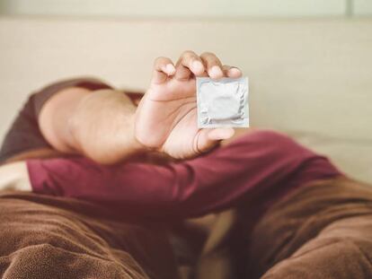 Una pareja en la cama. 