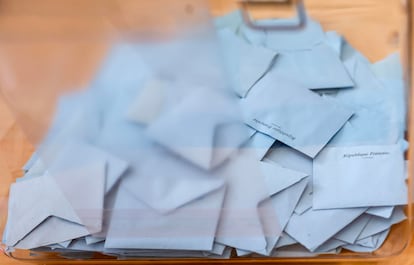 Decenas de papeletas permanecen en el interior de una urna en un colegio electoral de París, este domingo.