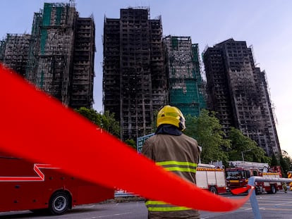 El incendio en varios rascacielos de Hong Kong, en imágenes