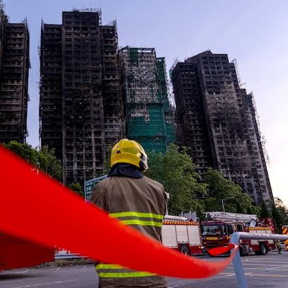 El incendio en varios rascacielos de Hong Kong, en imágenes
