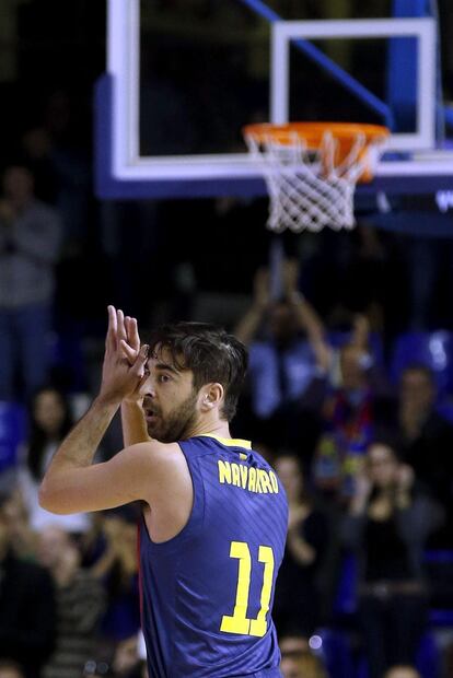 Juan Carlos Navarro saluda al público tras superar los 1000 triples anotados.