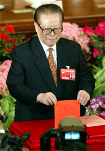 Jiang Zemin durante la votación del nuevo presidente.