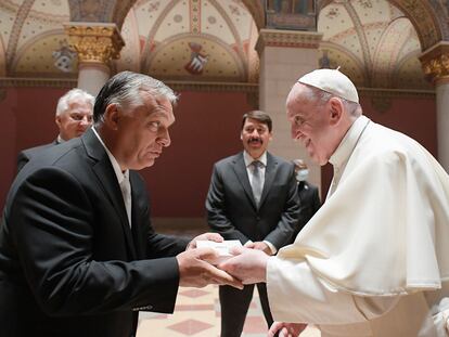 El papa Francisco saluda al primer ministro húngaro, Viktor Orbán, este domingo en el Museo de Bellas Artes de Budapest.