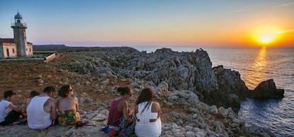 Puesta de sol en el faro de Punta Nati, en Menorca.