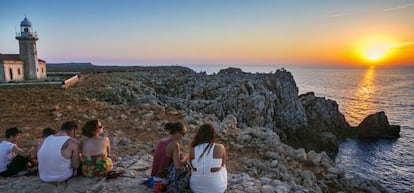 Pôr do sol no farol de Punta Nati, em Menorca.