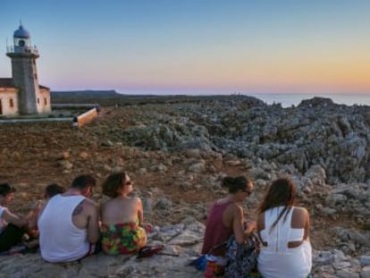 Pôr do sol no farol de Punta Nati, em Menorca.