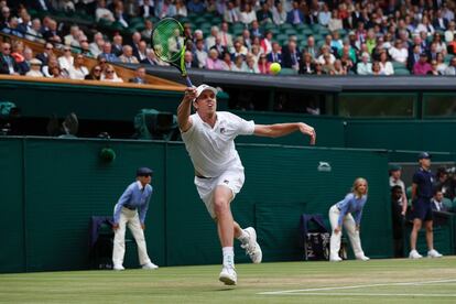 El jugador Sam Querrey devuelve la pelota al croata Marin Cilic, durante el partido de semifinales.