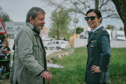 El director Enrique Urbizu y la actriz Maribel Verdú durante el rodaje de 'Cuando nadie nos ve'.