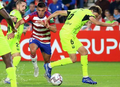 Uzuni se marcha de un jugador del Leganés. El albanés anotó su gol 23 y se convirtió en el máximo goleador de la categoría.