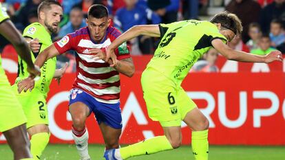 Uzuni se marcha de un jugador del Leganés. El albanés anotó su gol 23 y se convirtió en el máximo goleador de la categoría.