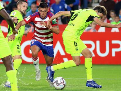 Uzuni se marcha de un jugador del Leganés. El albanés anotó su gol 23 y se convirtió en el máximo goleador de la categoría.